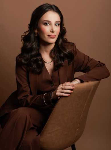 Dra. Lara Medina, advogada, em seu escritório